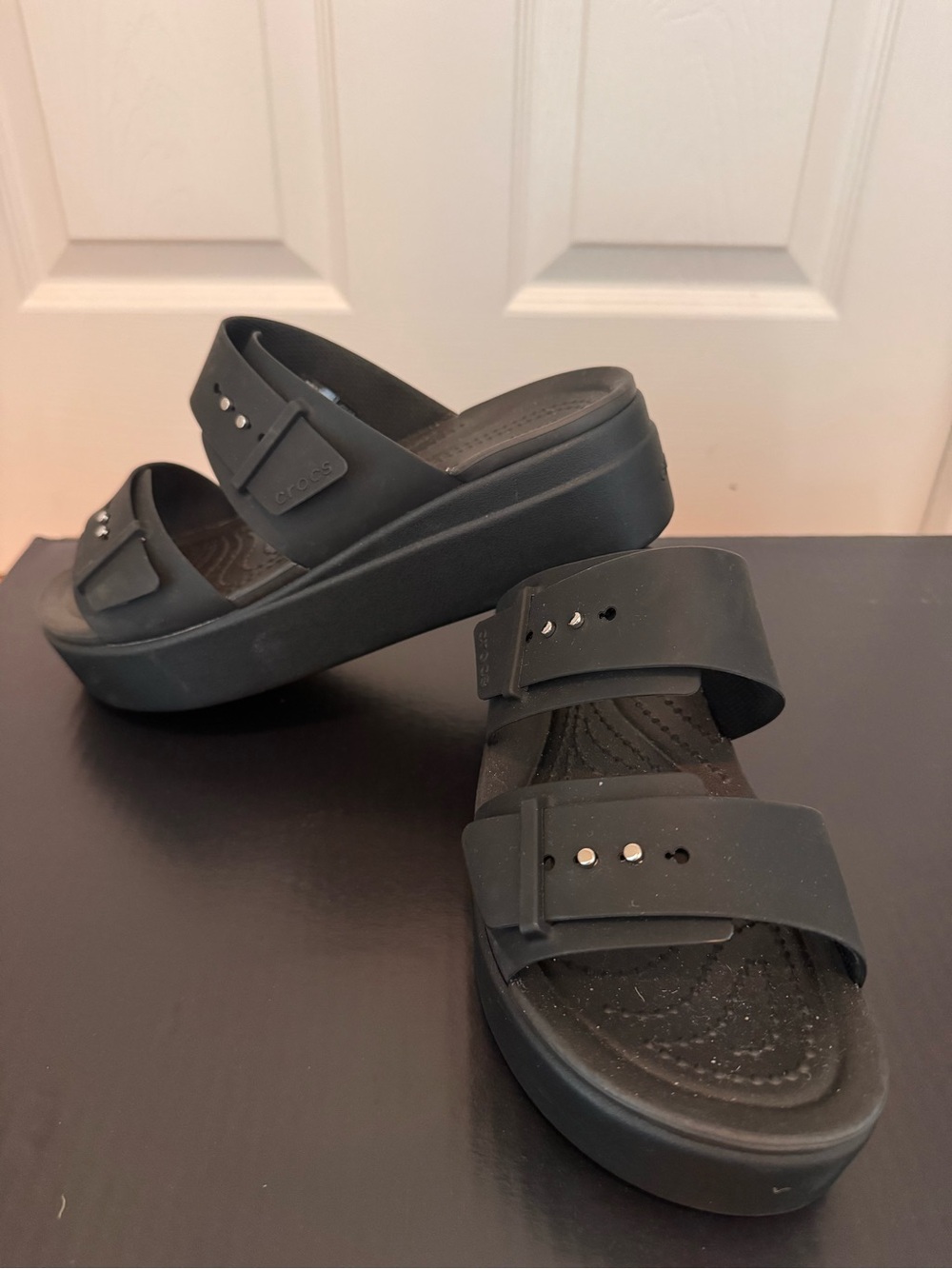 CROCS WOMENS BROOKLYN BUCKLE LOW WEDGE SANDAL Black. Size 8.